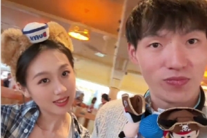 在线娱乐-吴前妻子晒视频打卡迪士尼:加起来六十岁的人寻找童心