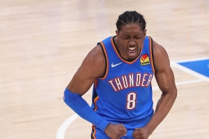 真抠!杰伦威调侃提前续约:我可不送队友名表 顶多球衣球鞋